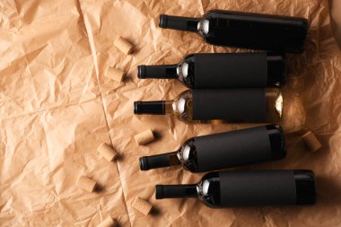 Kağıt üzerinde şarap ve mantar şişeleri, düzlük. Metin için boşluk