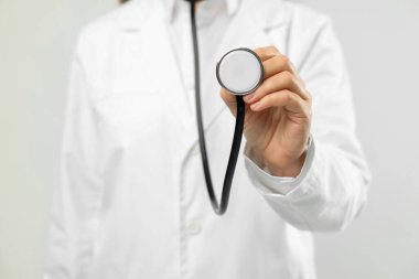 Doktor stetoskop üzerinde açık renkli, closeup ile