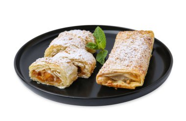 Pudra şekeri ve nane şekerli lezzetli elmalı çörekler beyaz üzerine izole edilmiş.