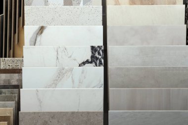 Depoda sergilenen çok sayıda farklı döşeme örnekleri