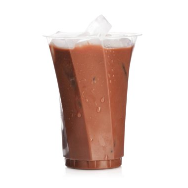 Plastik bardaktaki çikolatalı süt beyaza izole edilmiş.