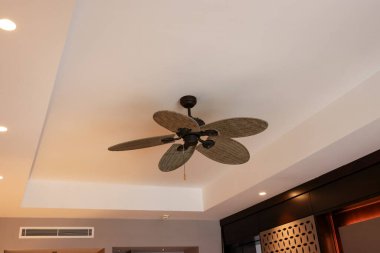 Modern tavan vantilatörü kapalı, düşük açı manzaralı