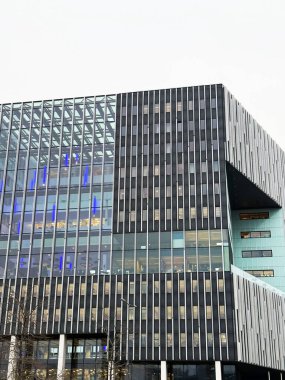 Çok sayıda penceresi olan güzel bir binanın dışı.