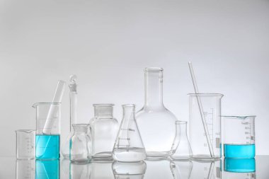 Ayna yüzeyinde ışık arkaplanına karşı laboratuvar camları