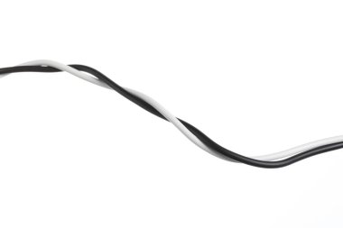 Beyaz arka planda iki renkli elektrik kablosu