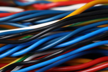 Arka plan olarak birçok renkli elektrik kablosu, yakın plan
