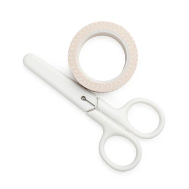 Dekoratif el işi bant ve makas beyaz, üst görünümde izole