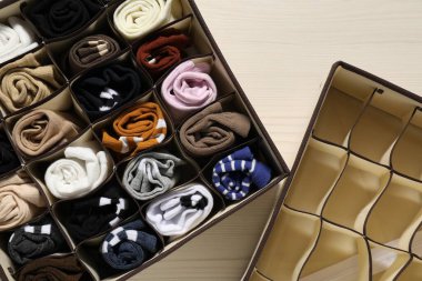 Farklı çorapları olan organizatörler açık ahşap masada, düz yatıyordu.