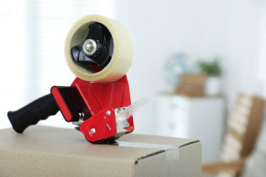 Kapalı alandaki karton kutuya yapıştırıcı bantlı şeker kutusu. Metin için boşluk