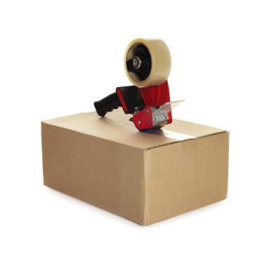 Yapıştırıcı bant ve karton kutu beyaz üzerinde izole