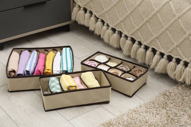 İçerde katlanmış giysileri olan organizatörler