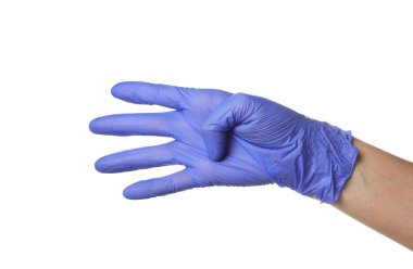 Tıbbi eldiven giyen doktor beyaz arka planda dört parmak gösteriyor.