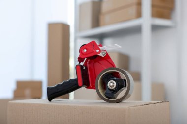 Kapalı alandaki karton kutuda yapıştırıcı bantlı şeker kutusu.