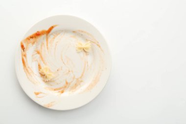 Beyaz arka planda kirli plaka, üst manzara. Metin için boşluk