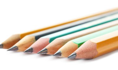 Beyaza izole edilmiş bir sürü grafit kalem.