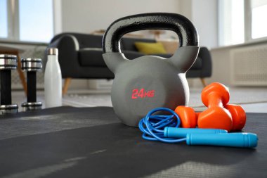 Kettlebell, atlama ipi ve halterli halterler.