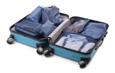 Giysileri, ayakkabıları ve bavulları beyaz bavulla izole etmek