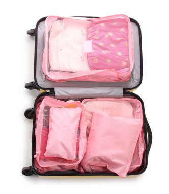 Giysileri bavul içinde paketler beyaz, üst görünümde izole