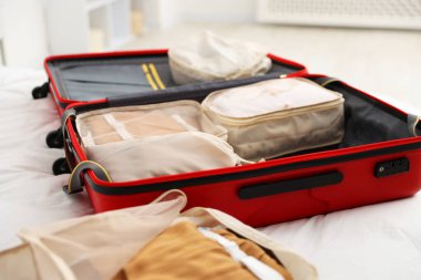 Küpleri bavula koyup yatağın içine koyuyor, yakın plan çekiyoruz.