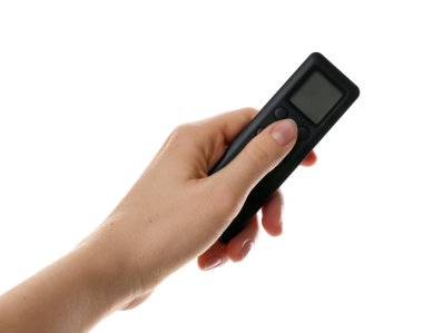 Beyaz arka planda klimalı uzaktan kumandalı kadın, yakın plan.