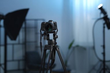 Modern stüdyoda tripodu olan profesyonel video kamera.