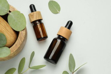 Beyaz zemin üzerinde gerekli yağ, okaliptüs yaprakları, harç ve tokmak şişeleri, düz yatıyordu.