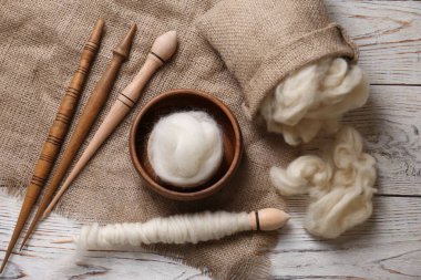 Yumuşak yün ve ipek beyaz ahşap masa, düz yatıyordu