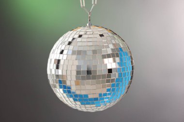 Renk gradyanı arka planında parlak disko topu