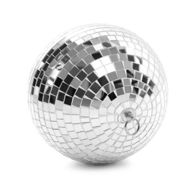 Parlak bir disko topu beyaza izole edilmiş.