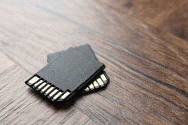 Tahta masada iki SD hafıza kartı, yakın plan. Metin için boşluk