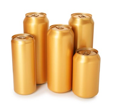 Birçok boş teneke kutu beyaza izole edilmiş.