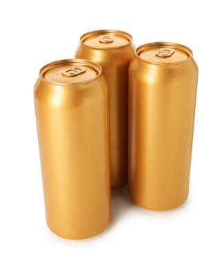 Birçok boş teneke kutu beyaza izole edilmiş.