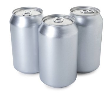 Birçok boş teneke kutu beyaza izole edilmiş.