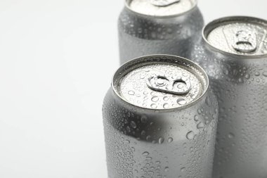 Arka planda çok farklı teneke kutular var, yakın plan. Metin için boşluk