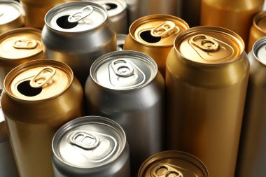 Arka plan olarak pek çok farklı teneke kutu, yakın plan