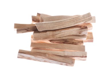 Palo santo yığını beyaz arka plana yapışıyor