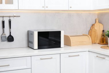 Mutfak tezgahında kapalı mikrodalga fırın.