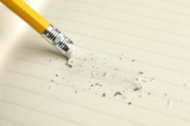 Kağıt üzerinde silgi ile kalem kullanarak, yakın plan