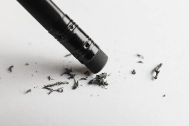 Beyaz kağıt üzerine silgi ile kalem kullanarak, yakın plan