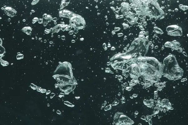 Koyu arkaplanda birçok su kabarcığı, yakın plan