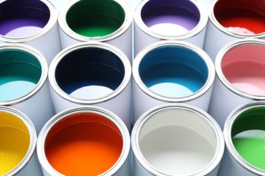 Arkaplan olarak farklı boya kutuları, yakın plan