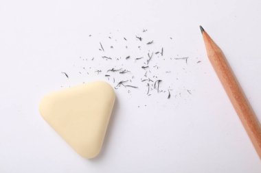 Silgi, kalem ve kağıt üzerindeki kırıntılar, düz konum