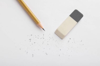 Silgi, kalem ve kağıt üzerindeki kırıntılar, düz konum