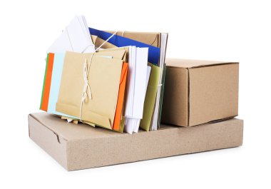 Beyaz arka planda farklı kağıt zarflar ve paketler. Postane