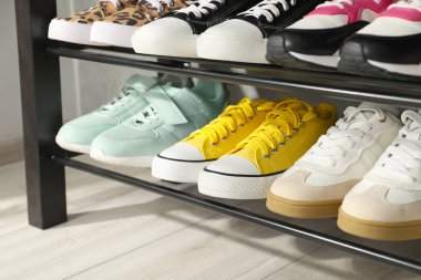 Ayakkabı depolarında farklı ayakkabılar var, yakın plan.