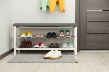 Ayakkabı dolabında farklı ayakkabılar var.