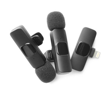 Lavalier mikrofonlar ve kablosuz alıcılar beyaza izole edildi. Ses ekipmanları