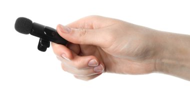 Beyaz arka planda lavalier mikrofonu olan kadın, yakın plan.