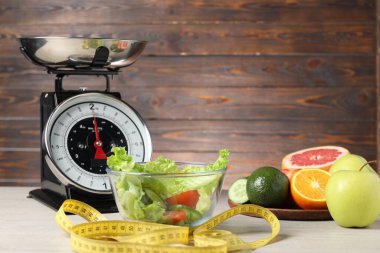 Mutfak pulları, ürünler ve beyaz ahşap masadaki mezuralar.