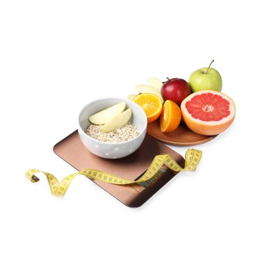 Elektronik mutfak pulları, meyveler, yulaf ezmesi ve beyaz üzerine izole edilmiş mezura.